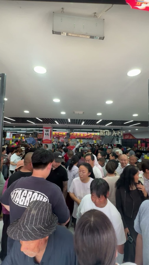 准来客百货超市清仓项目现场，人流到店场景